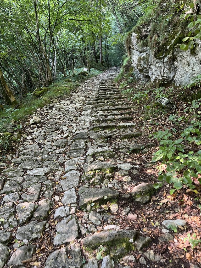 Stopnice s kanalom na levi